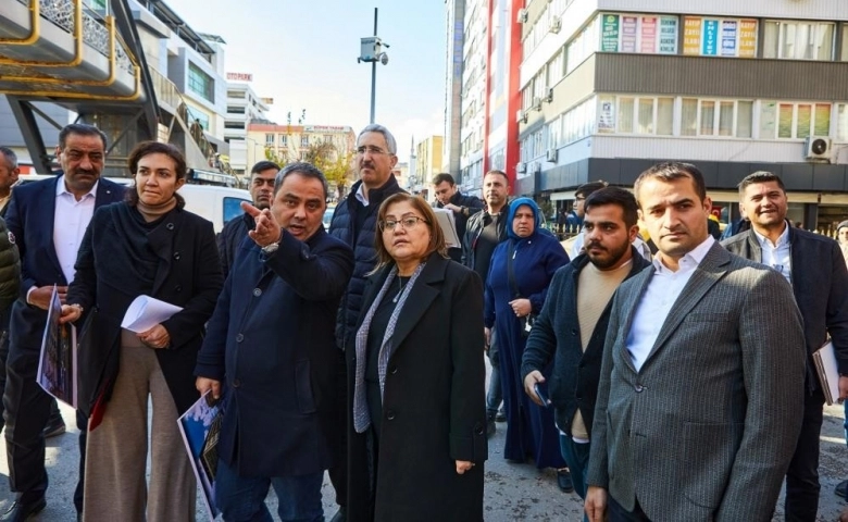 Başkan Şahin, yenilenen Belediye Pasajı’nı ziyaret etti