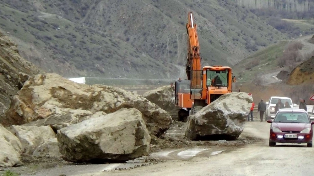 Hakkari - Van Yoluna Dev Kayalar Düştü