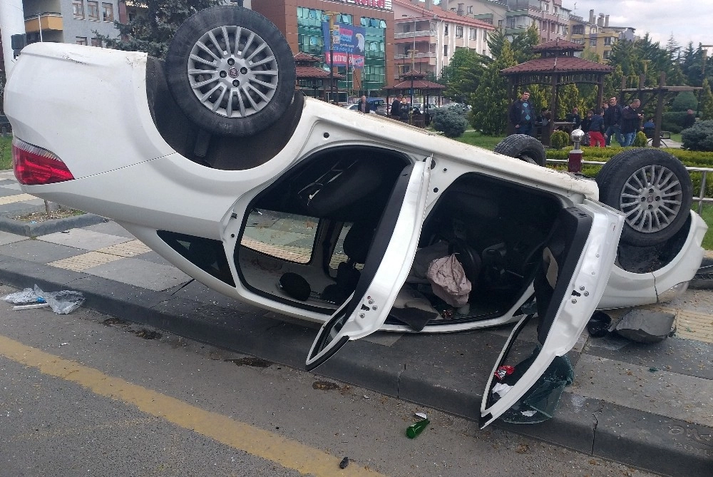 Otobüs Durağına Çarpan Otomobil Takla Attı: 2 Yaralı