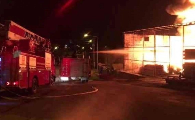 Tarım aletlerinin bulunduğu depo yandı