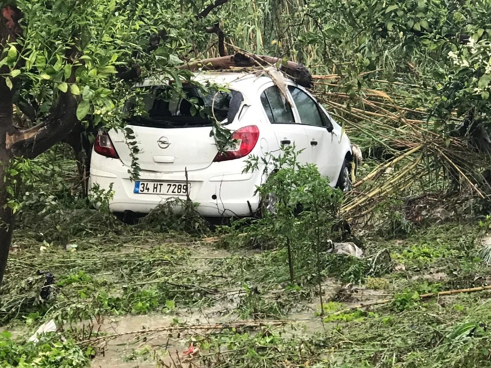 Hatayda Sağanak Yağış Nedeniyle Cadde Ve Sokaklar Göle Döndü