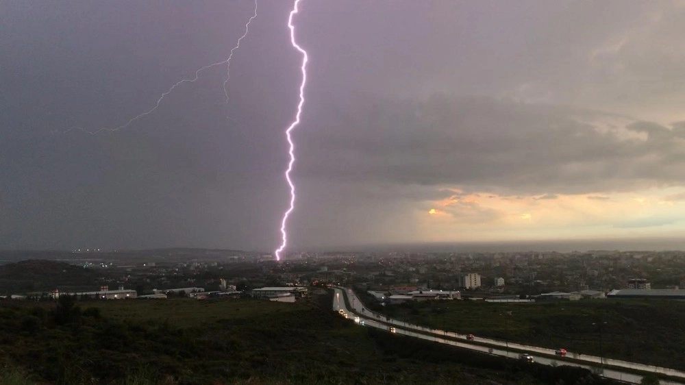 İskenderun Körfezinde Gün Batımında Şimşek Şöleni