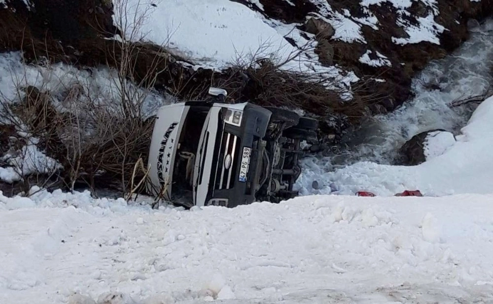 Şarampole Yuvarlanan Minibüsten Sağ Çıktılar