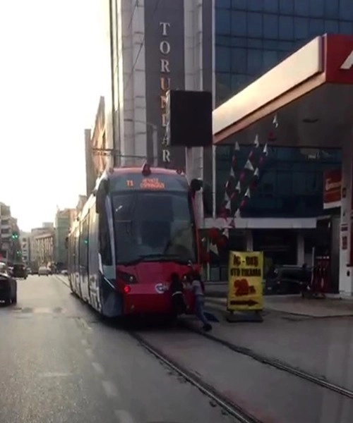 Tramvayın Arkasına Tutunup Metrelerce Kaydılar