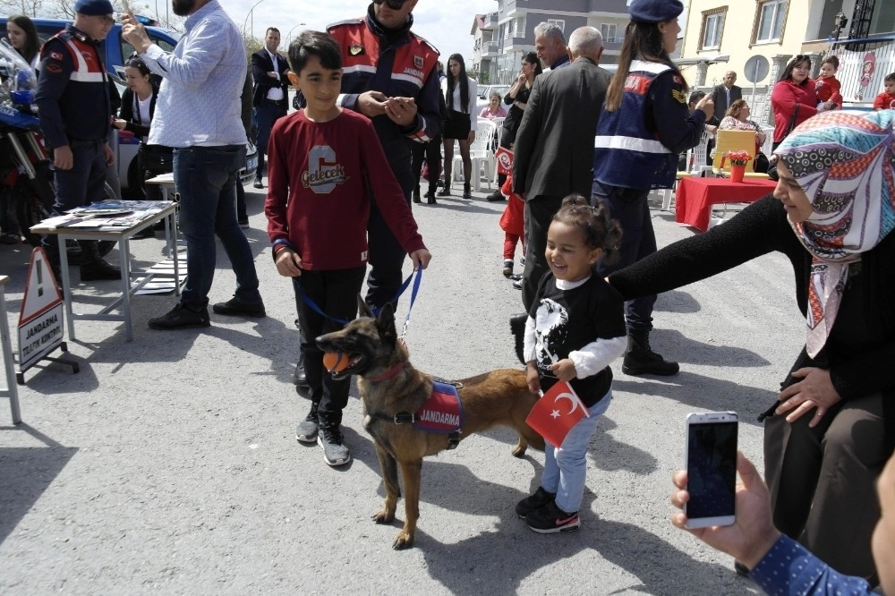 Jandarmadan Çocuklara Sürpriz