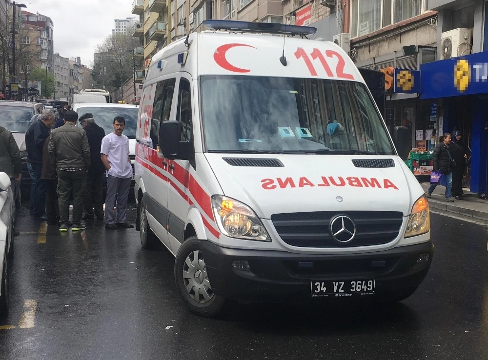 Şişlide Motosikletli Kurye Yayaya Çarptı