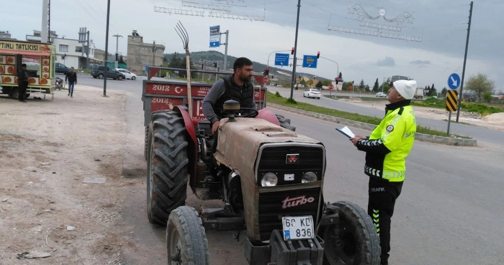 Polis Traktör Sürücülerini Bilgilendirdi