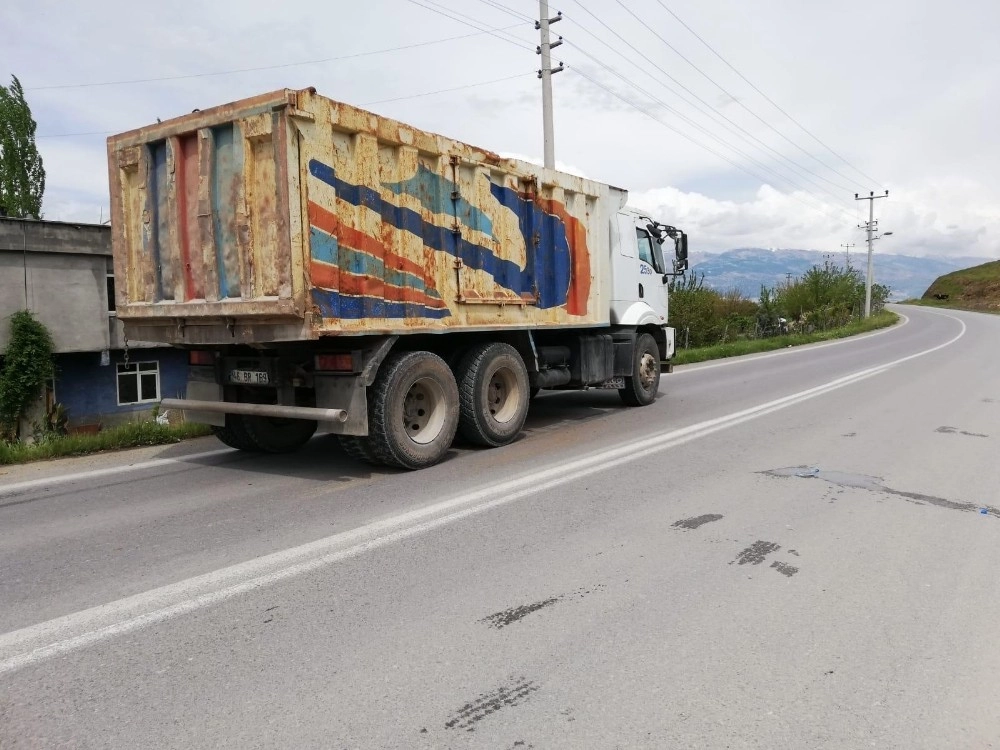 Yolun Karşısına Geçmek İsteyen Çocuğa Kamyon Çarptı