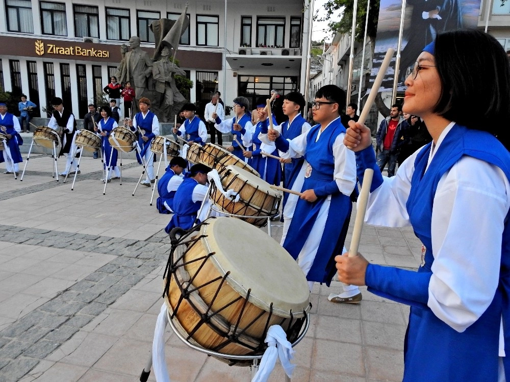 Güney Koreli Öğrencilerden Çeşmede Unutulmaz Gösteri