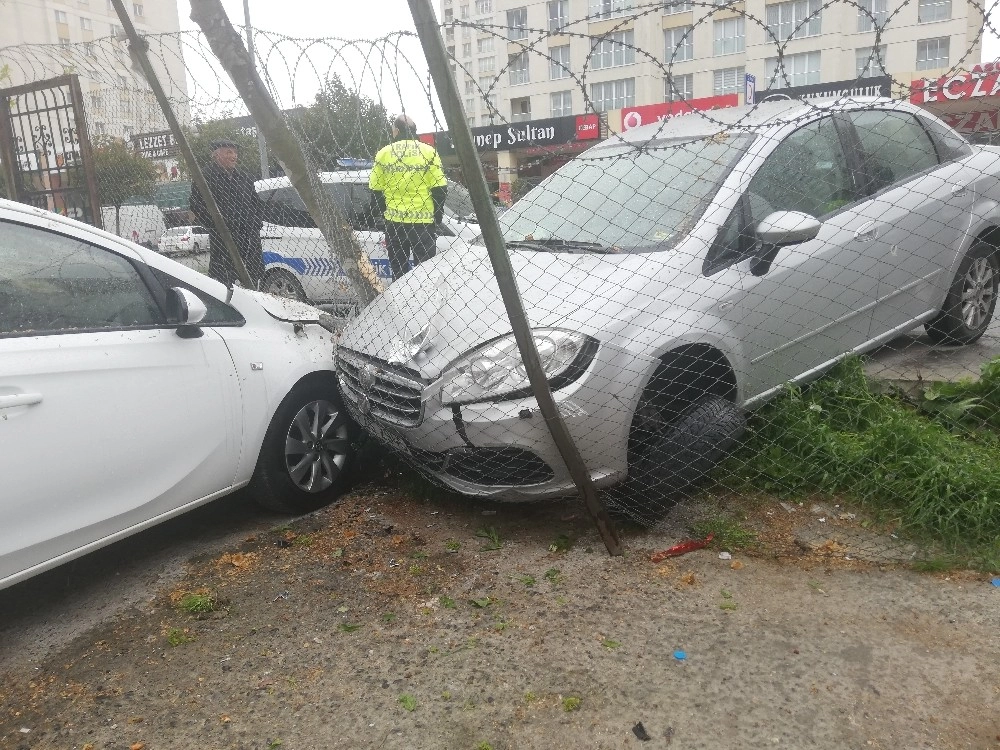 (Özel) Önce Sola Dönmek İsteyen Araca Çarptı, Sonra Otoparka Daldı