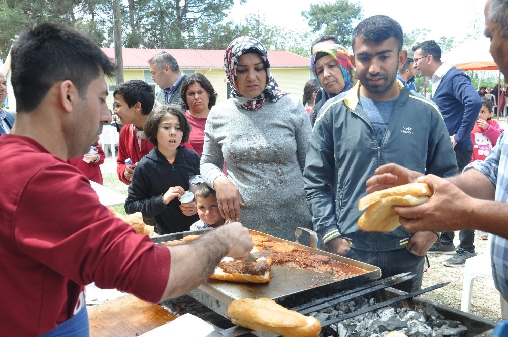 Okulda Sucuk Ekmekli Bahar Şenliği