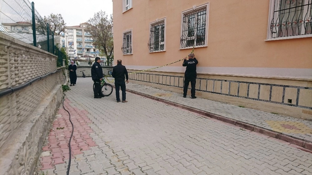 Konyada 4 Yaşındaki Çocuğun 5. Kattan Düşme Anı Güvenlik Kamerasında