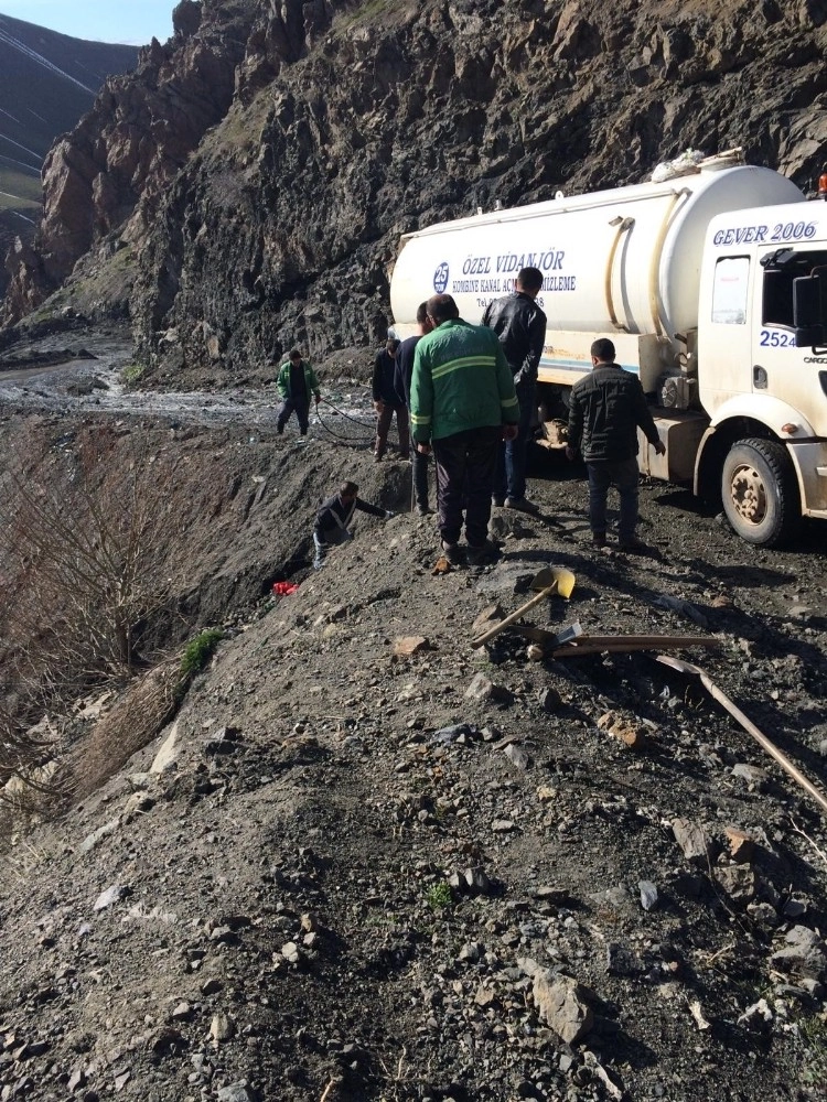 Yüksekovada Hasar Gören Çöplük Yolu Onarıldı