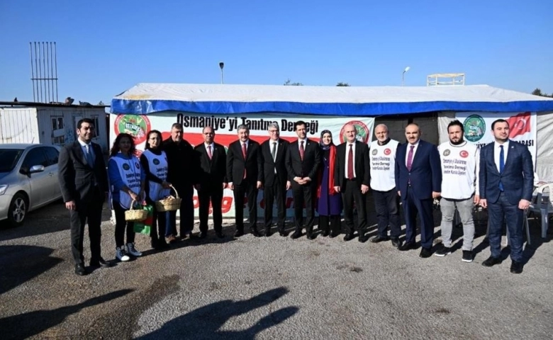 Adana-Gaziantep otoyolunda  sürücülere Osmaniye yer fıstığı dağıtıldı