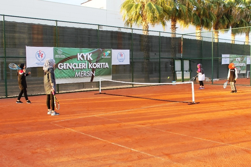 Kyk Öğrencileri Tenis Eğitimlerine Başladı