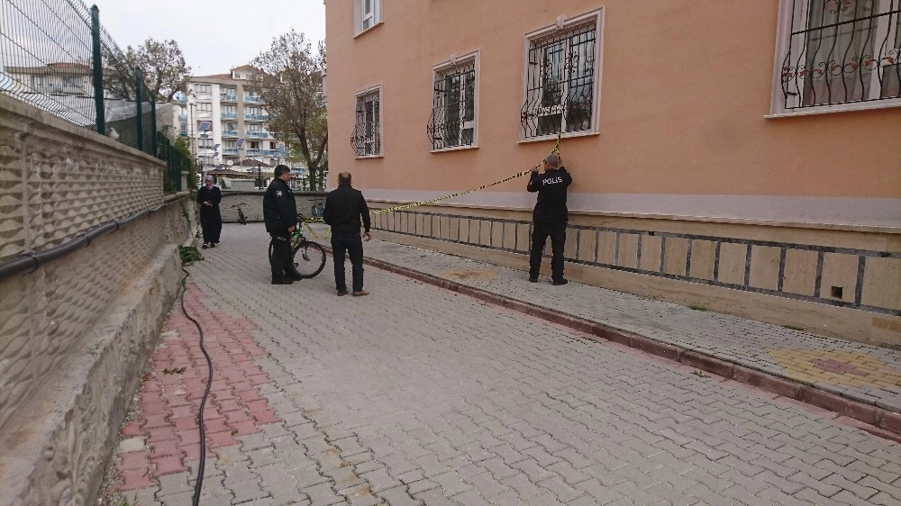 Konyada 5. Kattan Düşen Çocuk Hayatını Kaybetti