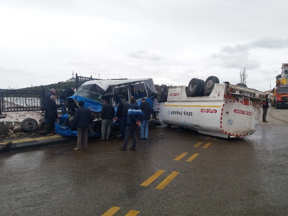 Mazot Yüklü Tanker Dolmuşa Çarpıp Takla Attı: 1 Yaralı