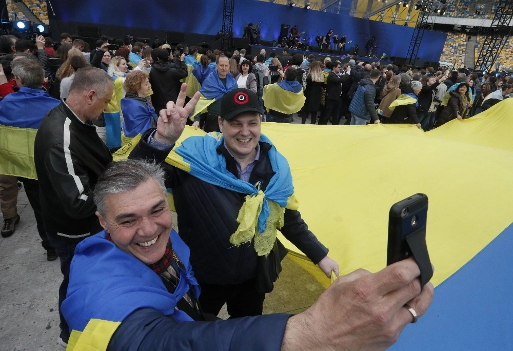 Poroşenko Ve Zelensky Stada Çıktı