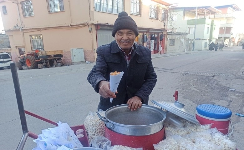 73 yaşında 30 yıldır sokak sokak gezerek nohut satıyor