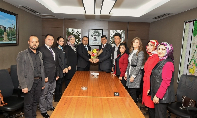 Şehitkâmil Belediye Başkanı Fadıloğlu tebrikleri kabul ediyor