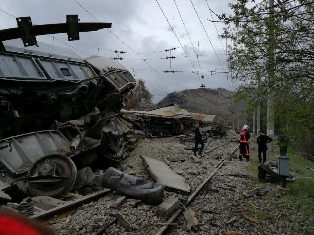 Malatyada Yük Treni Devrildi: 2 Yaralı