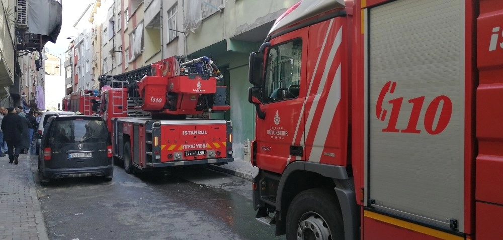 12 Kişinin Olduğu Evde Yangın Çıktı, 3Ü Çocuk 5 Kişi Dumandan Etkilendi