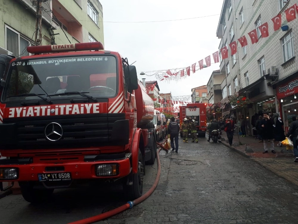 Beyoğlunda 4 Katlı Binanın Çatısında Korkutan Yangın