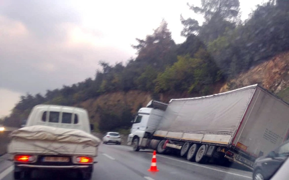 Tır Kazası Trafiği Kitledi