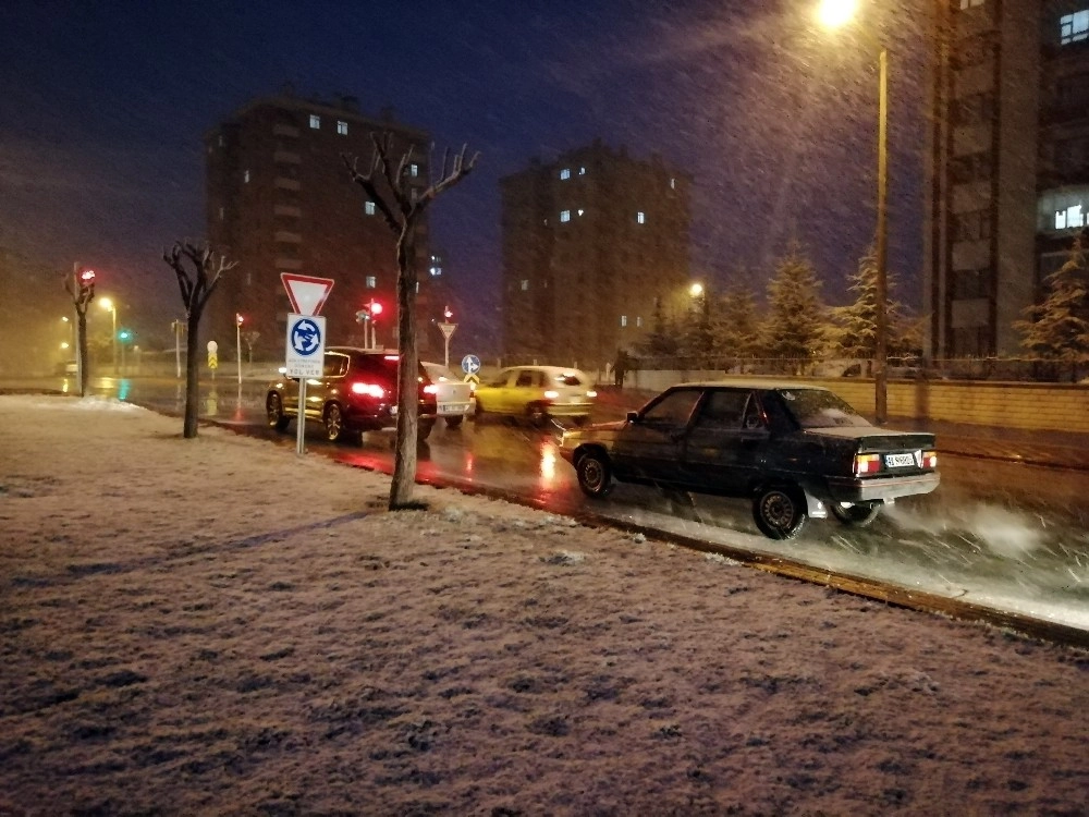 Konyada Nisan Ayında Kar Yağışı