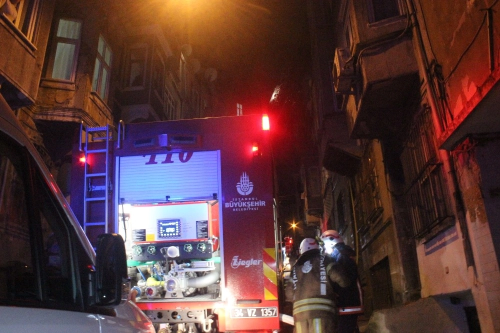 Beyoğlunda Korkutan Çatı Yangını