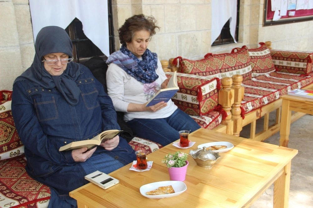 (Özel Haber) Şanlıurfada Kitap Okuyan Aç Kalmıyor