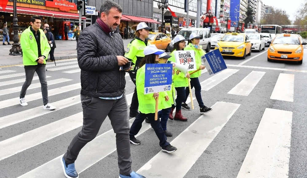 Minik Trafik Polisleri İş Başında