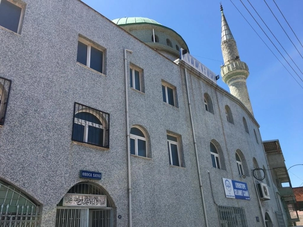 İzmirde Gece Yarısı Ezan Okundu, Mahalleli Şoke Oldu