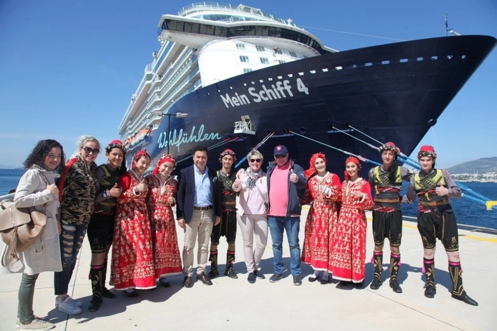 Bodrumda 13 Katlı Dev Yolcu Gemisine Folklor Ekibi İle Karşılama