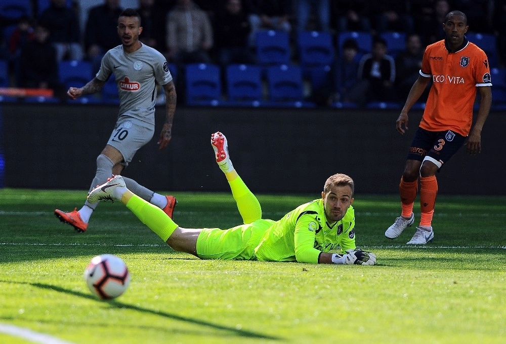 Spor Toto Süper Lig: Medipol Başakşehir: 0 - Çaykur Rizespor: 0 (İlk Yarı)