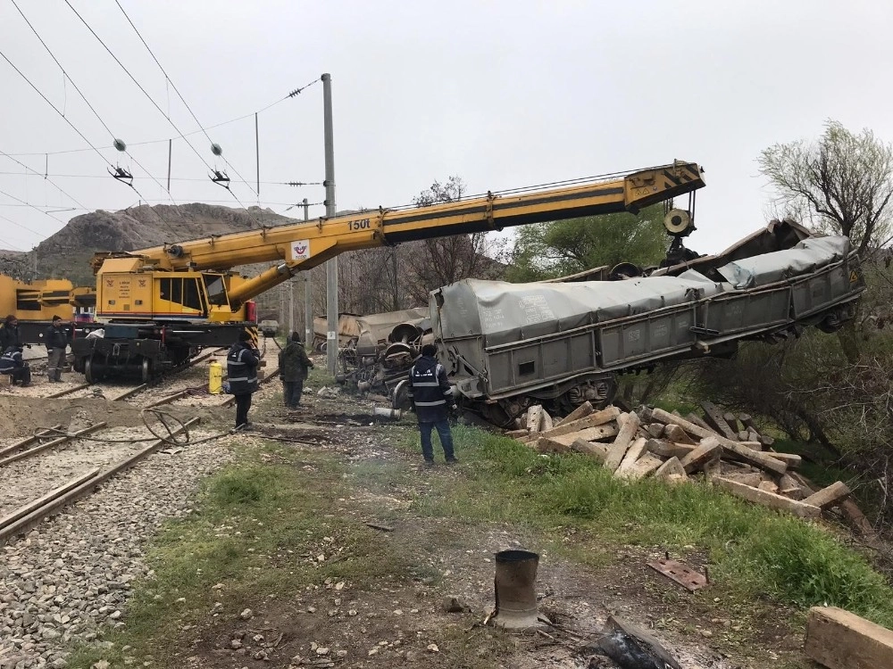 Malatyada Tren Kazasındaki Enkaz Kaldırma Çalışmaları Sürüyor