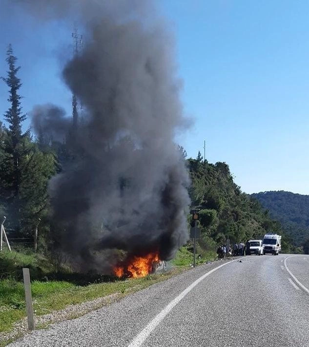 Şarampole Savrulan Otomobil Alev Alev Yandı: 2 Yaralı