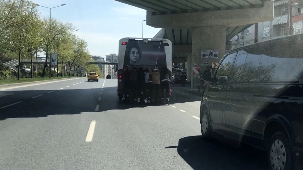 (Özel) İstanbulda 8 Patenli Gencin Tehlikeli Yolculuğu Kamerada