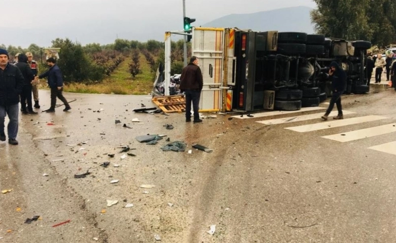 Öğrenci servisi ile tır çarpıştı: 6 yaralı