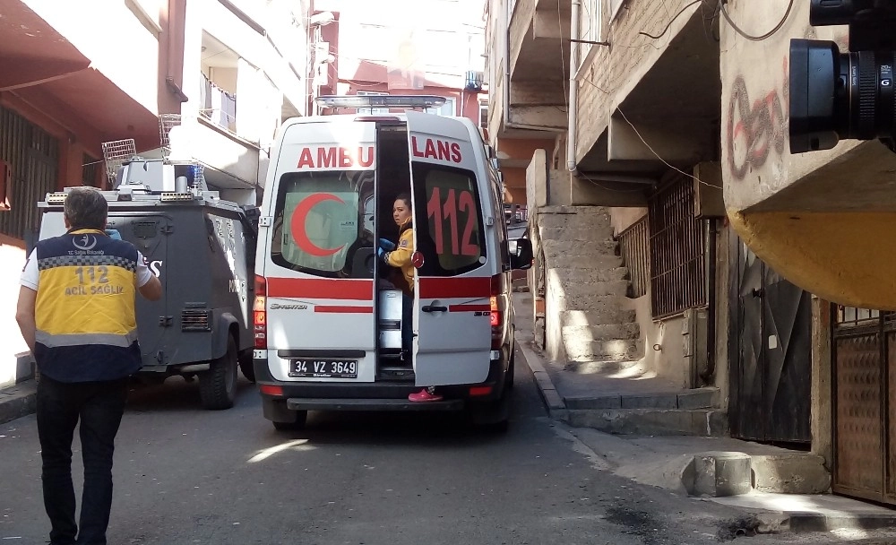 Beyoğlunda Dayaktan Kaçmaya Çalışan Kadın Eşini Sırtından Bıçakladı