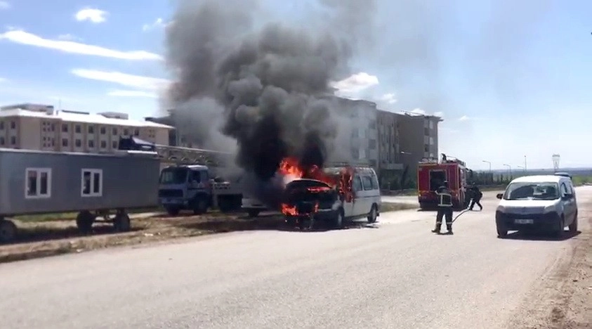 Alev Alev Yanan Minibüs Ateş Topuna Döndü