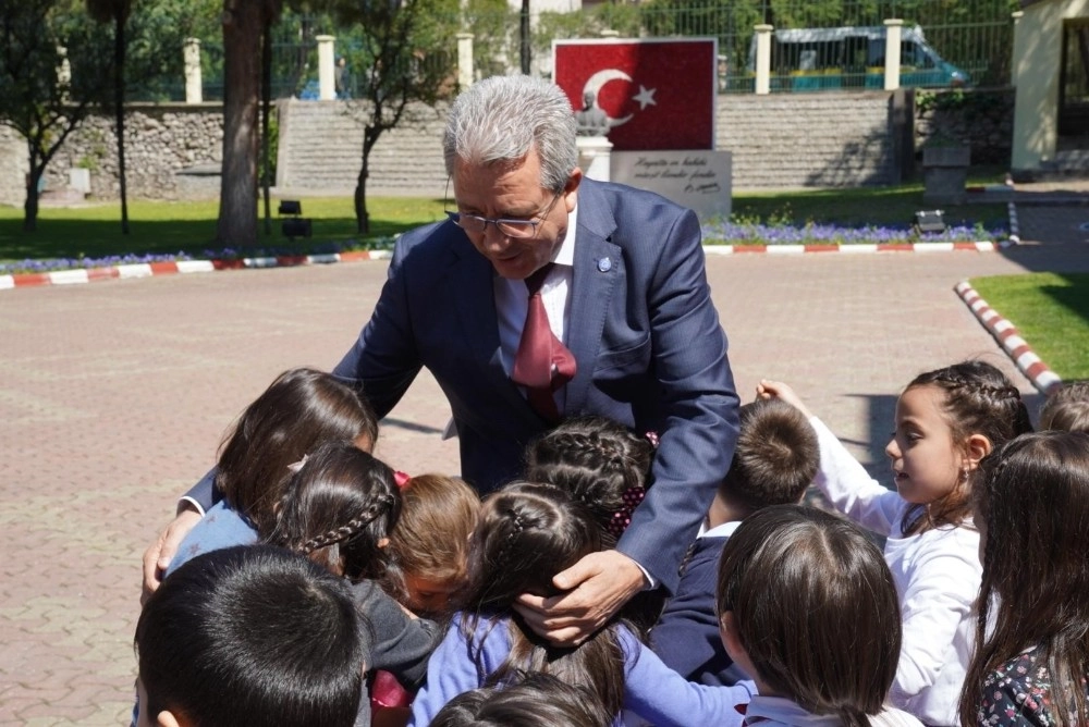 Rektör Budak, Miniklerin 23 Nisan Coşkusuna Ortak Oldu