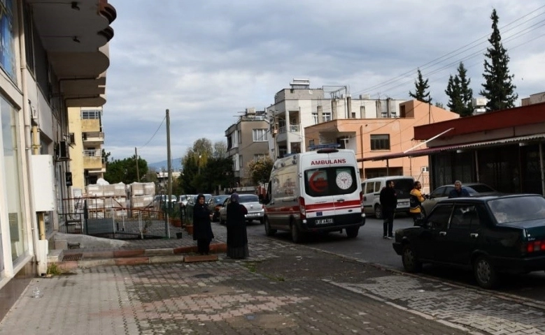 Hatay'da 4 çocuk annesi, apartman boşluğuna düşerek öldü