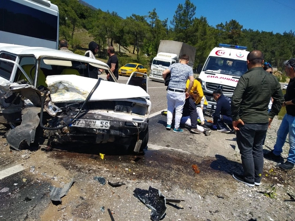 Antalyada İki Otomobil Kafa Kafaya Çarpıştı: 2 Yaralı