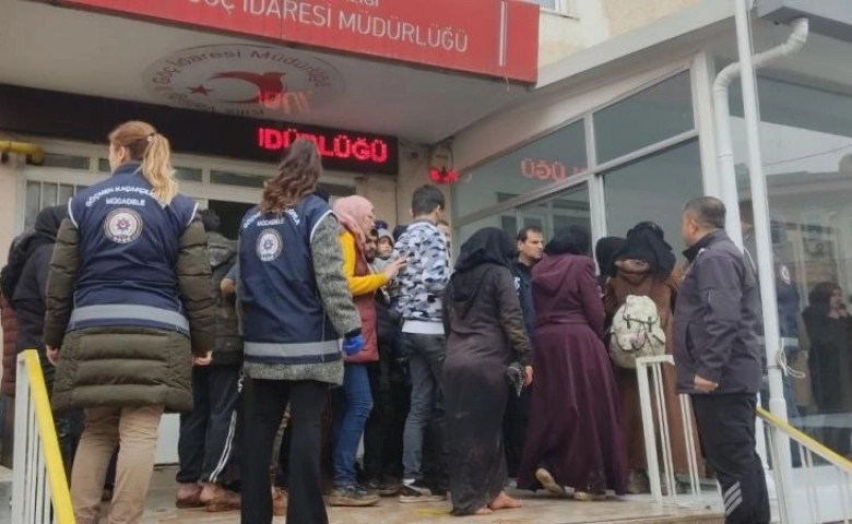 Kilis’te bir evde 31 düzensiz göçmen yakalandı