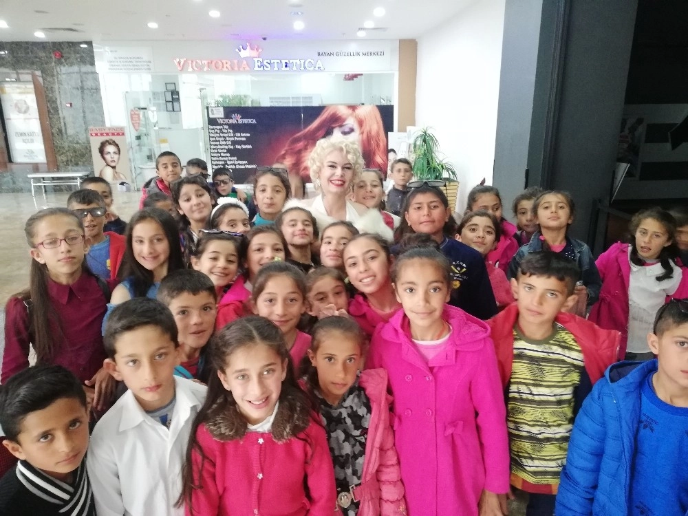 Mardinli Marilyn Monroedan Çocuklara 23 Nisan Sürprizi