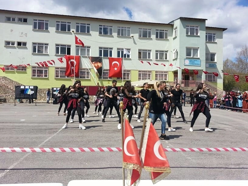 Lise Öğrencilerinden Küçük Öğrencilere 23 Nisan Sürprizi