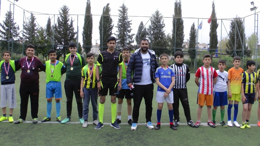 Minik Öğrenciler 23 Nisanı Futbol Oynayarak Kutladı