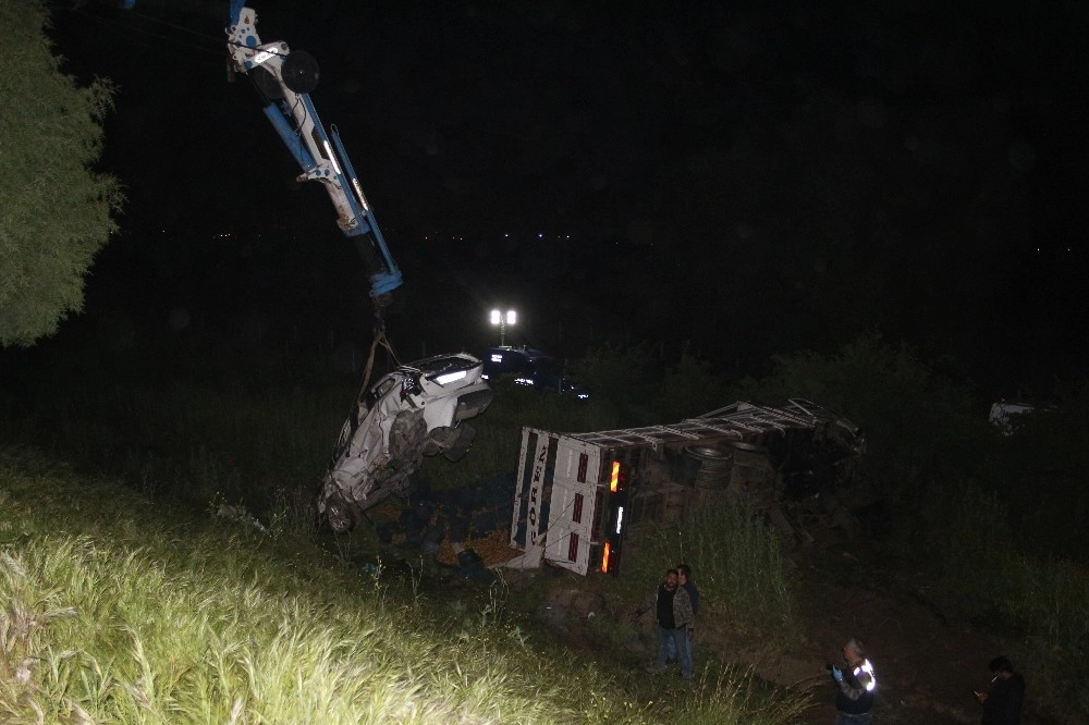 İzmir-Aydın Otoyolunda Kamyon İle Otomobil Şarampole Uçtu: 1 Ölü Bir Yaralı