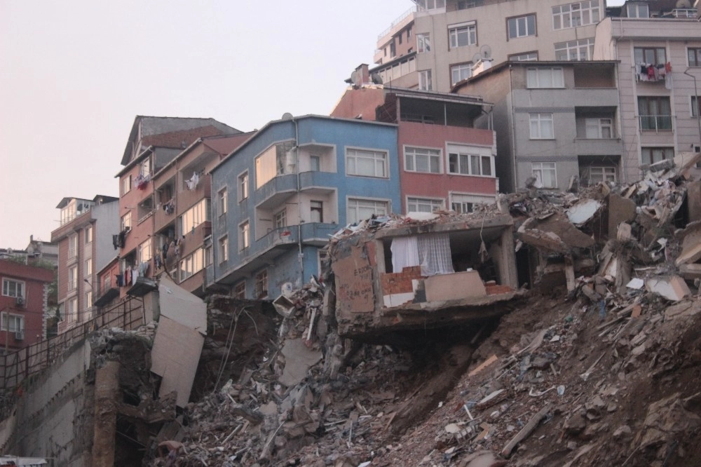 Kağıthanedeki Enkaz Gün Ağarınca Ortaya Çıktı